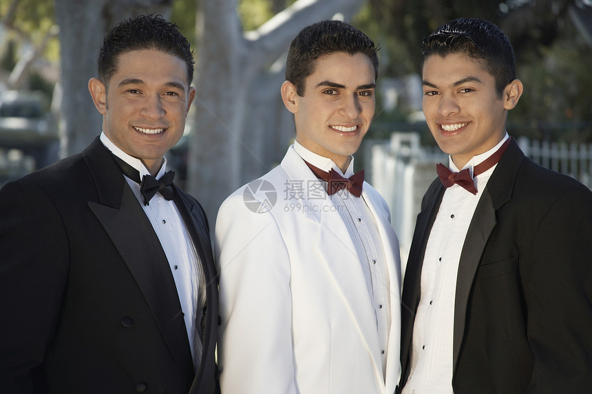 3名穿礼服的青年男子在Quinceenera站在一起图片