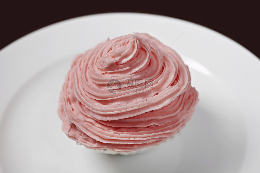 在黑色背景中分离的粉红纸杯蛋糕的高角度视图图片