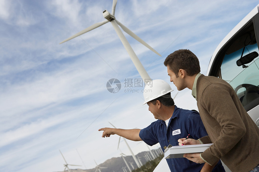 男性工程师在风力农场检查乘车的风力涡轮机图片