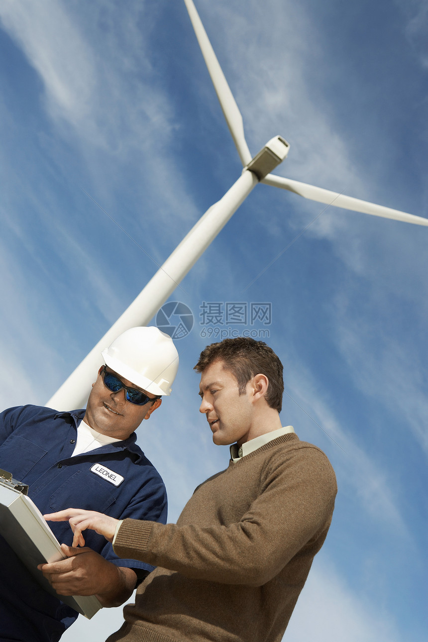 男性工程师在风力农场一起工作的低角度视角视图图片