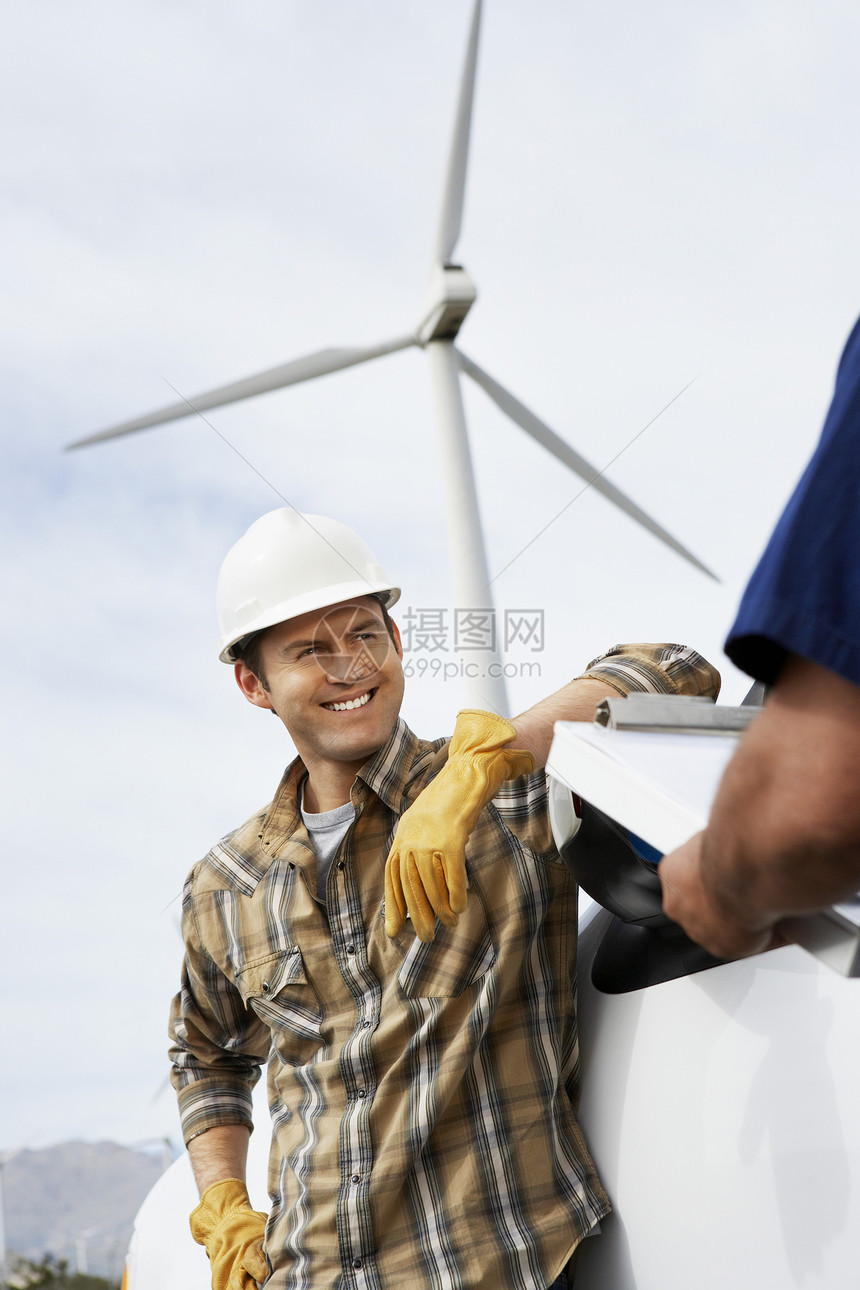 与风力农场同事一起快乐的男工程师图片