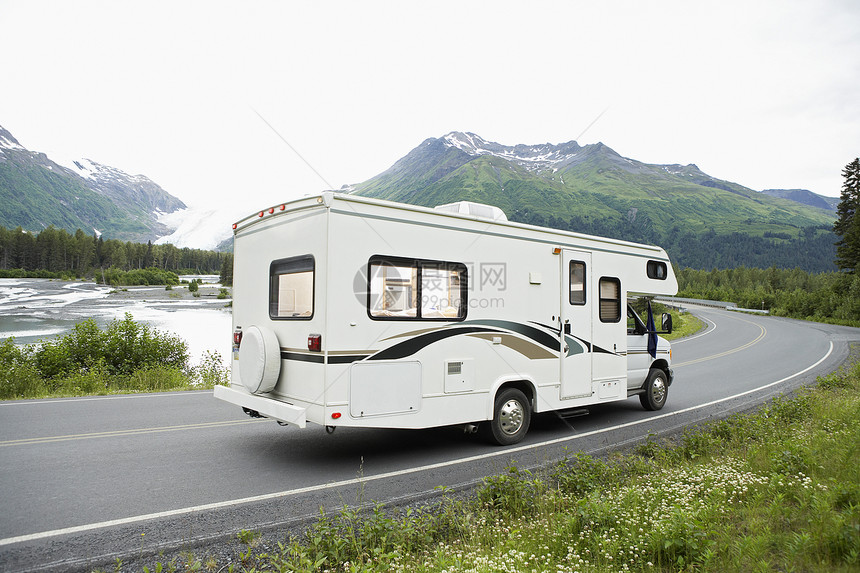 美国阿拉斯加 具有山地背景的游乐车经过湖边公路 校对 Portnoy图片