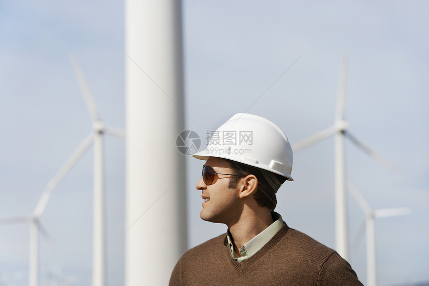 充满自信的男性工程师 在风力农场穿着硬帽图片