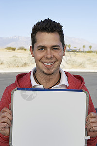 一个带着签名板的快乐年轻男子的肖像背景图片