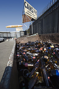 废料场的碎玻璃瓶背景图片