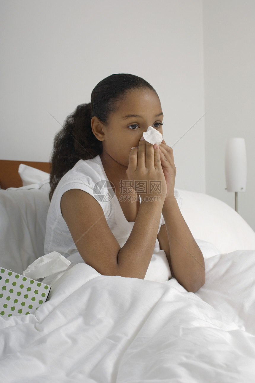 一个非裔美国女孩在床上吹鼻涕图片