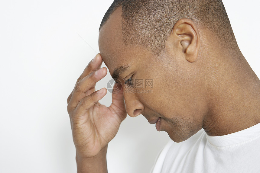 一名非裔美国人身患白底头痛的白人男子被关上图片