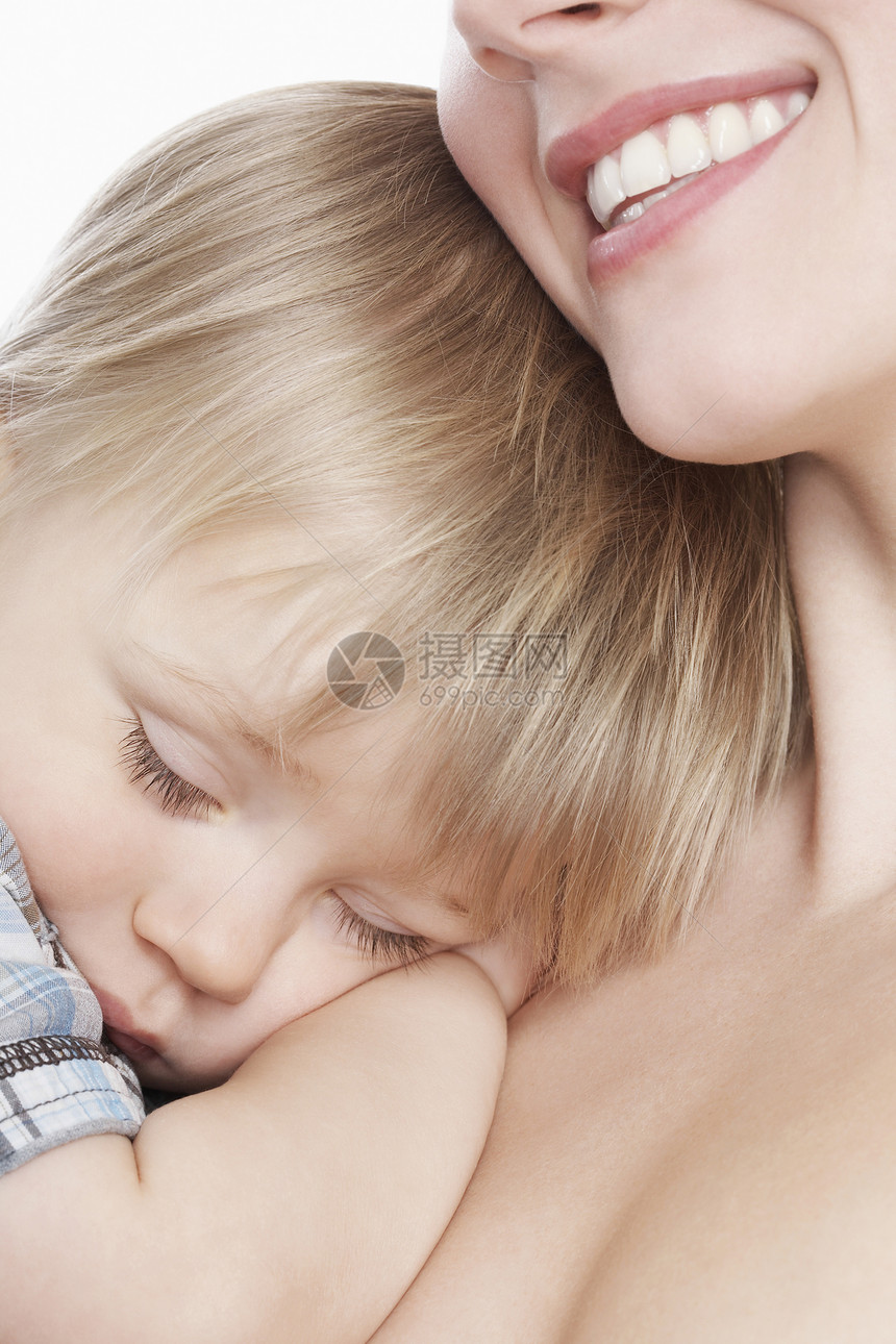 母亲抱抱睡着的儿子12孕产露齿童年成人家庭生活男生女士影棚两个人家庭图片