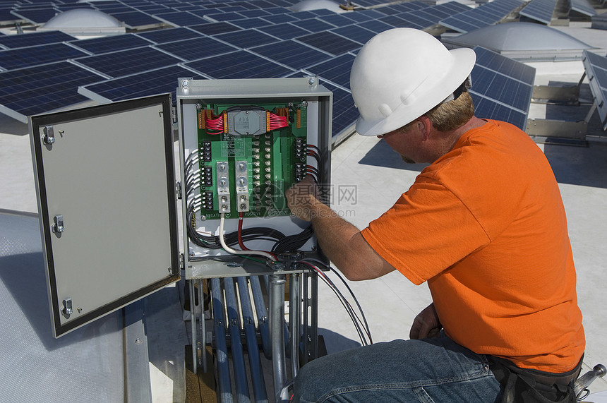 维修太阳能发电厂电箱的电气工程工程师(PL)图片