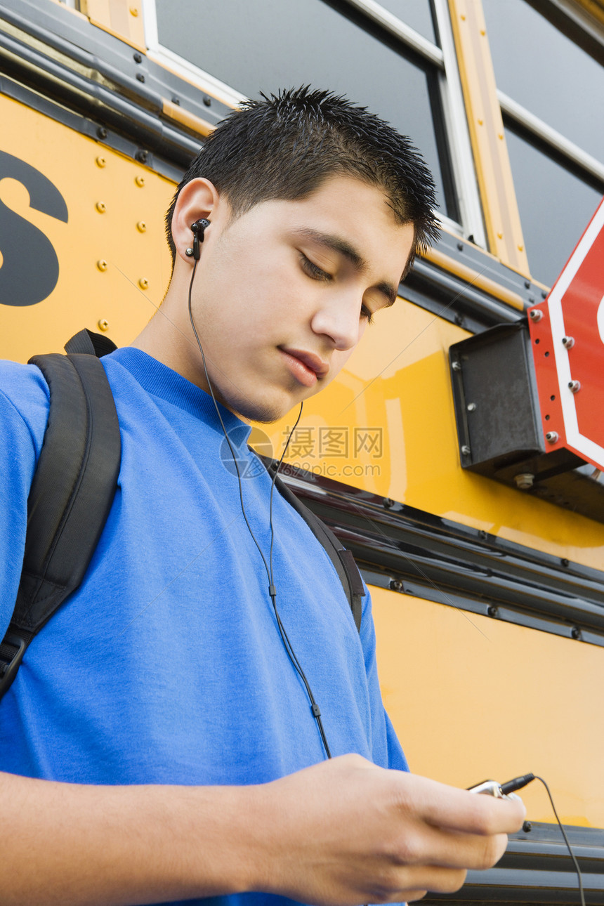 以校车方式播放MP3玩家的高中男孩路标男性教练拉丁耳机教练员标志男孩们上半身指示牌图片