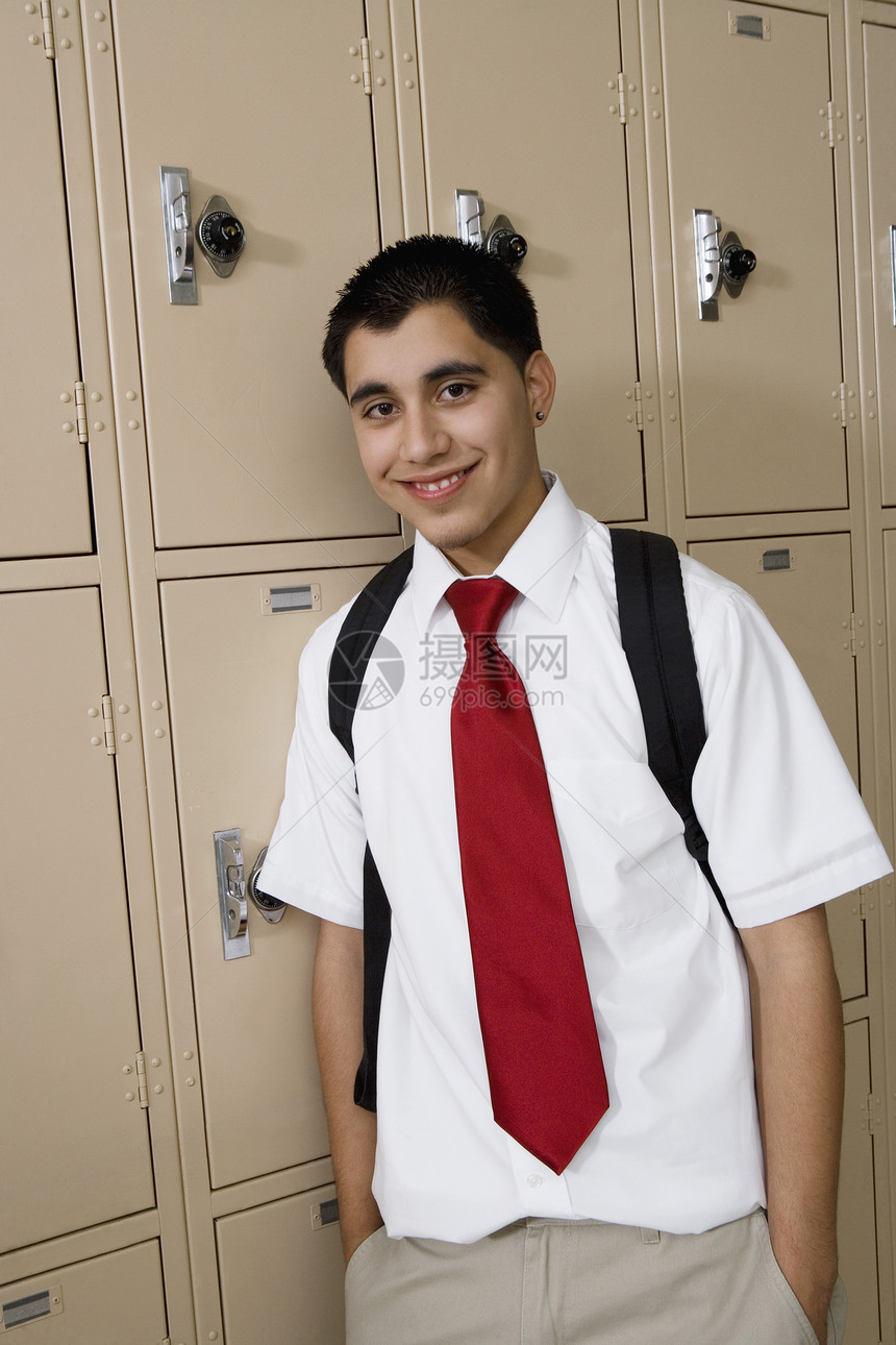 高中男生站立在锁环旁边图片