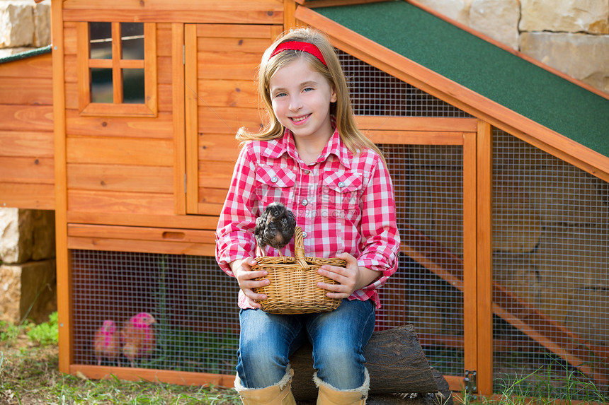 养鸡场有鸡鸡的农牧业女农民篮子童年压痛鸡笼孩子们快乐蓝色母鸡栖息地动物图片