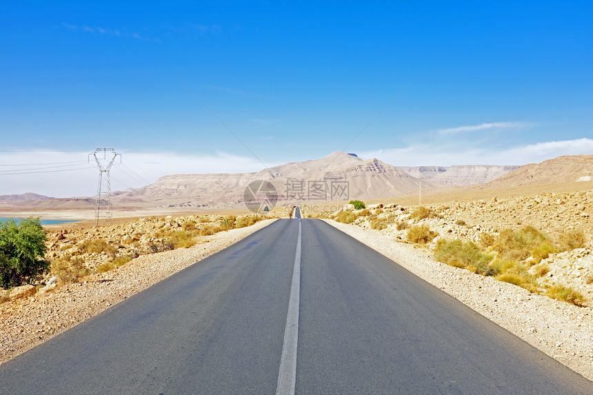 穿过摩洛哥阿特拉斯山脉的公路岩石环形峡谷线条旅行车道沥青曲线交通冒险图片