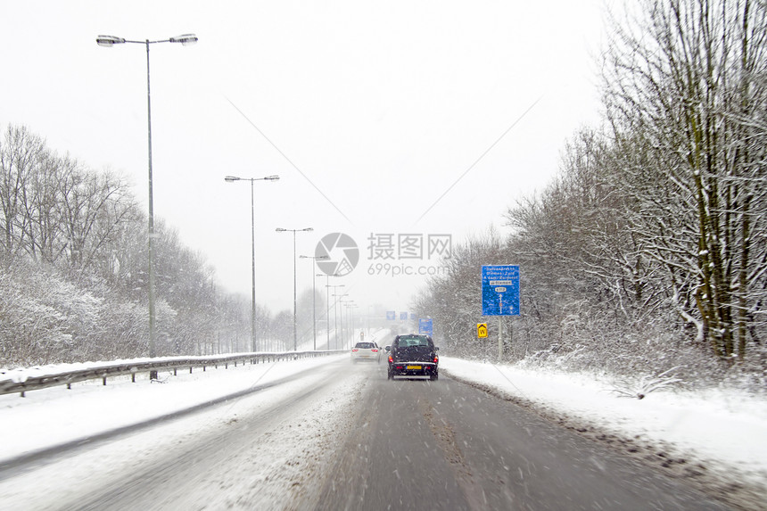 在荷兰阿姆斯特丹暴风雪中驾驶图片