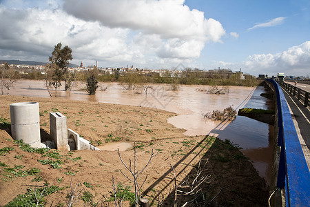 西班牙瓜达尔基维尔河河流流动通航电流河水水流风景自然景观背景图片