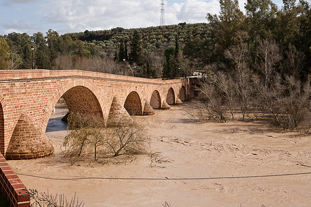 西班牙瓜达尔基维尔河通航流动水流自然景观河流电流风景背景图片