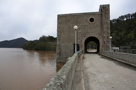 亚杜拉镇 类似于西班牙雅安中世纪城堡纪念塔塔的塔台自然保护区水文工程建筑物资源液压水电堤防水资源死水背景图片