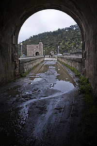 在西班牙雅安Jandula的Jandula水库中挖掘出花岗岩山和板块隧道水电资源水资源权力死水自然保护区堤防障碍工程石头背景图片