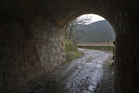 在西班牙雅安Jandula的Jandula水库中挖掘出花岗岩山和板块隧道水电建筑物堤防石头水资源资源自然保护区障碍劳动建筑学背景图片