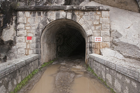 在西班牙雅安Jandula的Jandula水库中挖掘出花岗岩山和板块隧道堤防权力水资源建筑物工程水电液压障碍自然保护区贮存背景图片