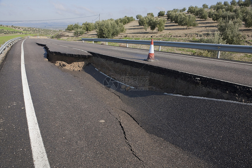 西班牙安达卢西亚自治区 Jaen 的柏油路因山体滑坡而出现裂缝图片