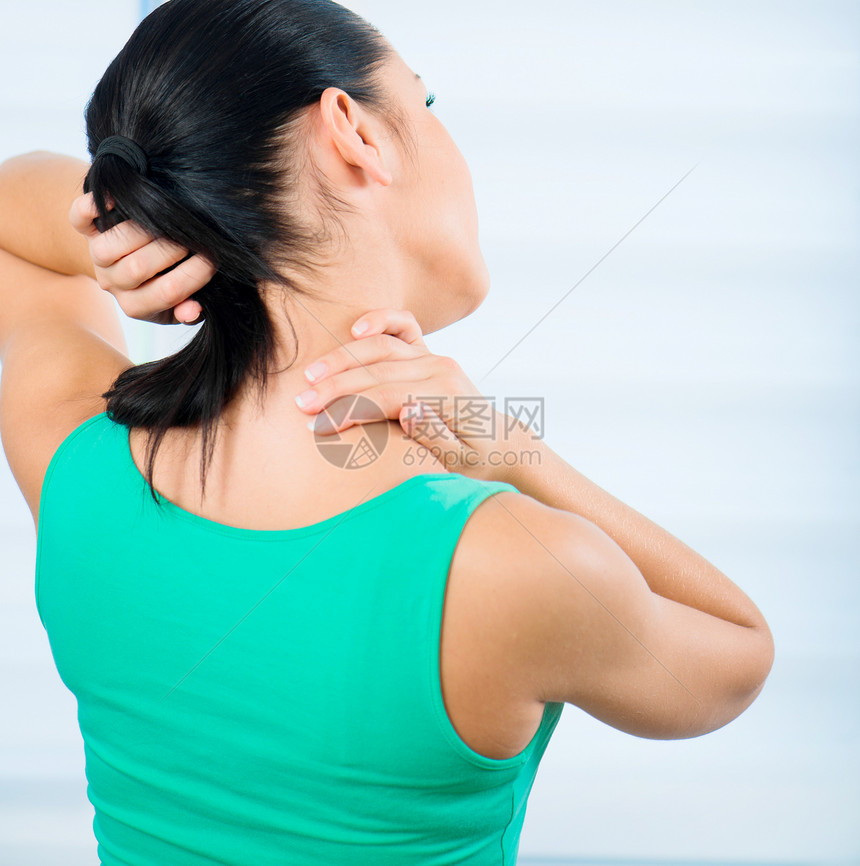 女人颈部疼痛治疗男人黑发女性按摩痛苦肩膀办公室卫生身体图片