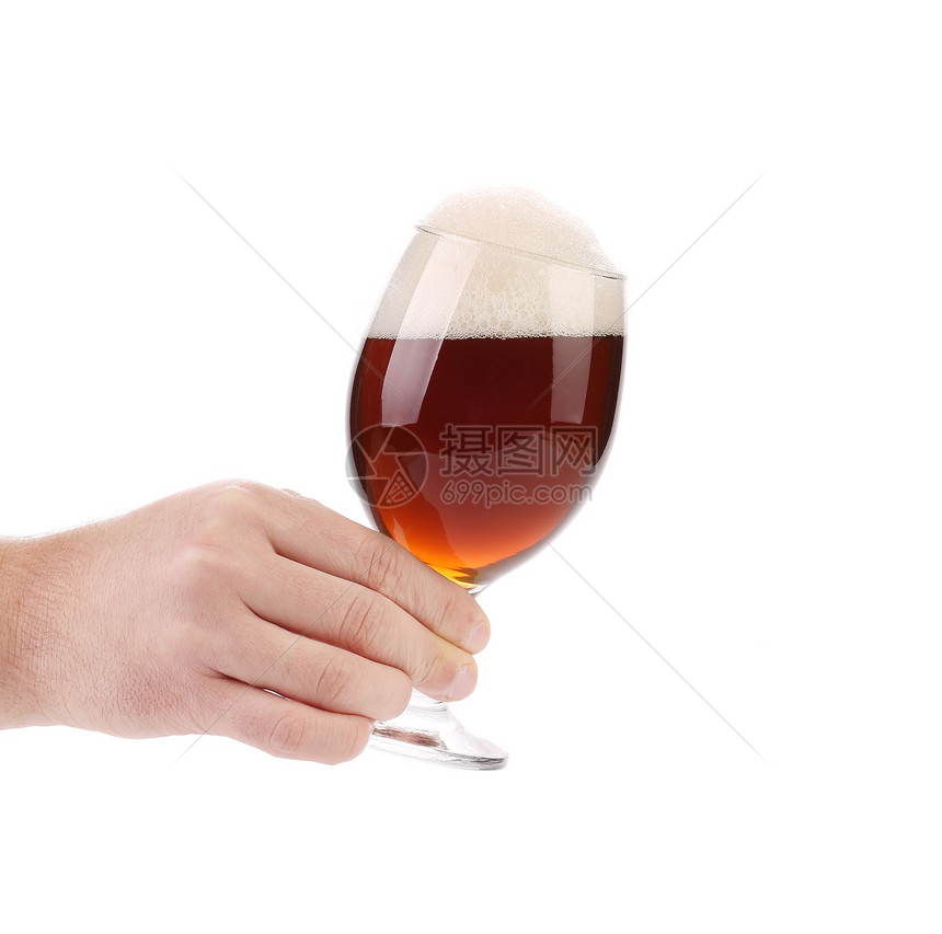 把啤酒杯放在手边食物泡沫琥珀色文化饮料气泡啤酒酿造酒精金子图片