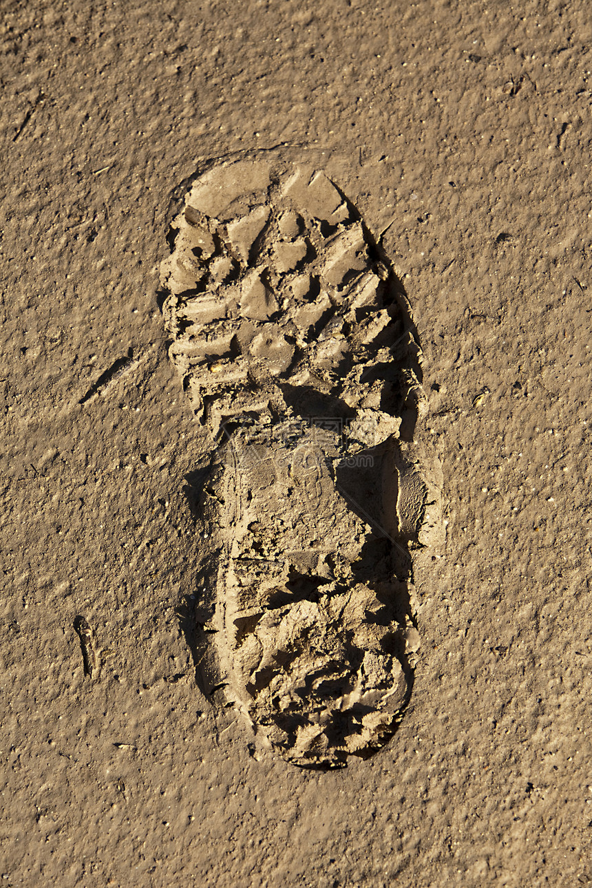 干裂土中的靴脚足迹图片