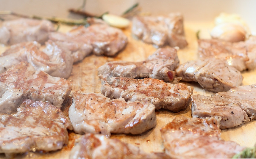 烧碎的肉片棕色牛扒平底锅油炸猪肉食物厨房美食火炉团体图片