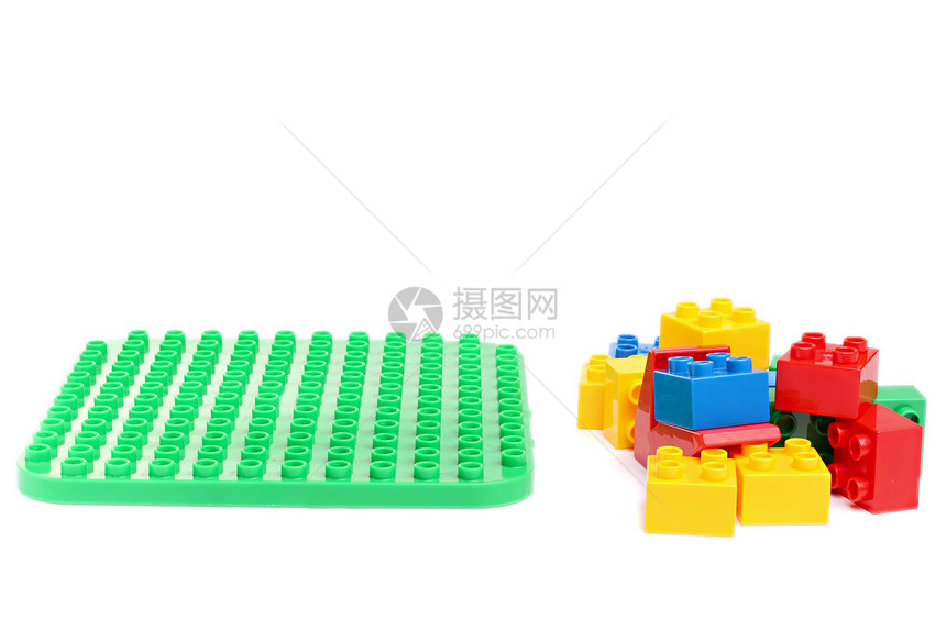 游戏中一些彩色砖块活力建筑闲暇白色塑料蓝色童年玩具绿色立方体图片