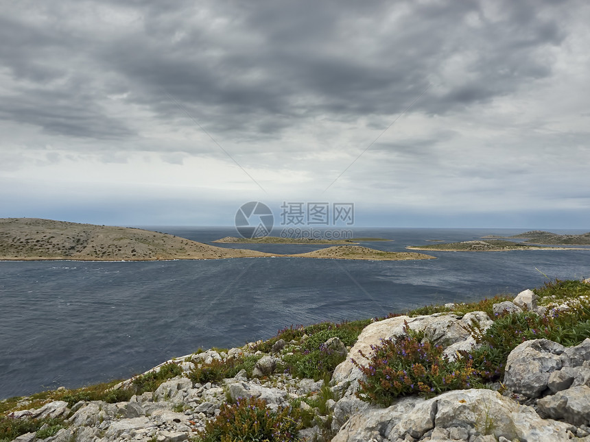 云和风的清晨岛屿花朵石灰石多云波浪岩石图片