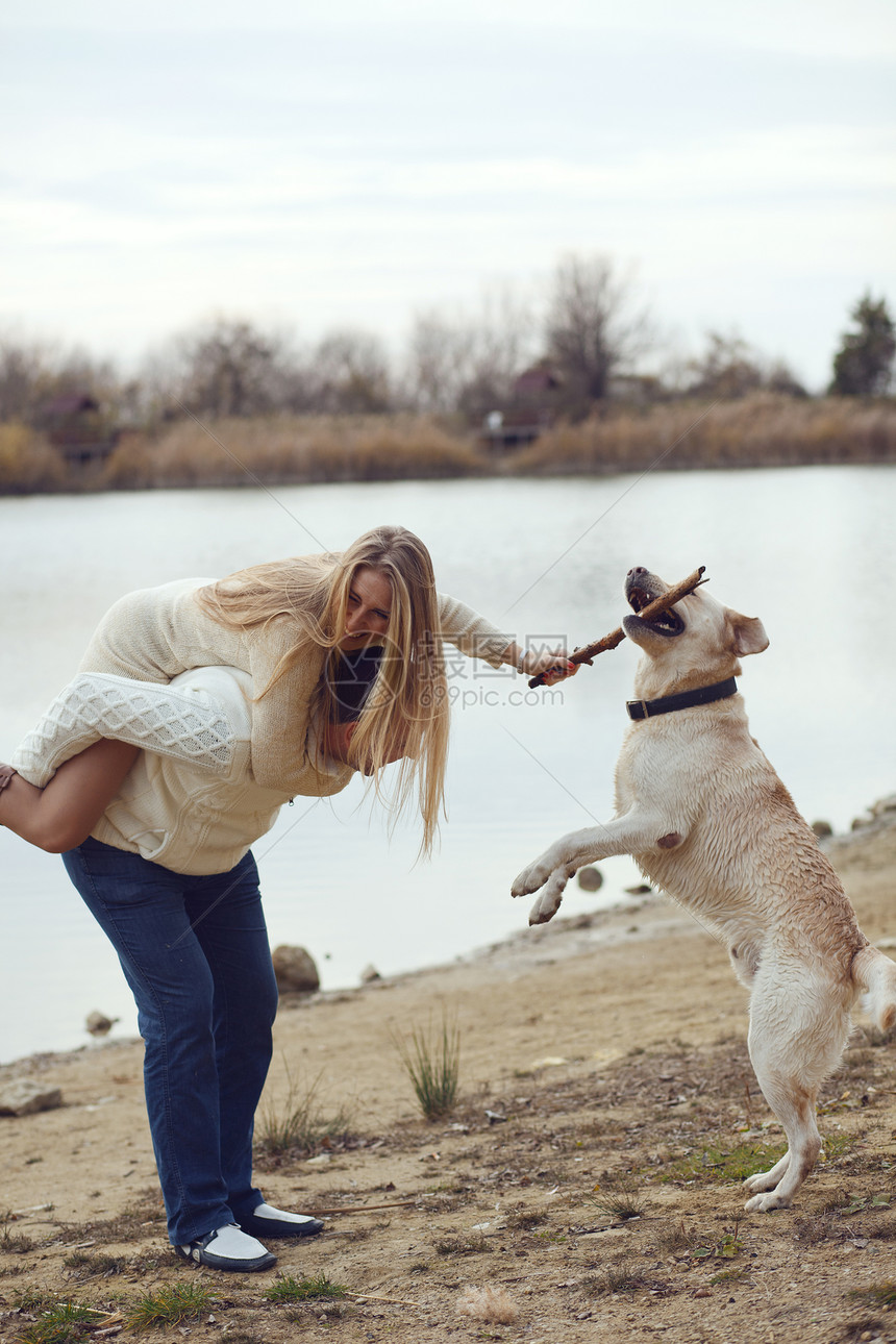 配有狗的夫妇女性朋友们女士闲暇场景动物猎犬快乐喜悦宠物图片