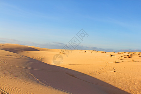 沙漠沙漠沙漠天空风光金子荒野全景旅行田园蓝色地平线高清图片