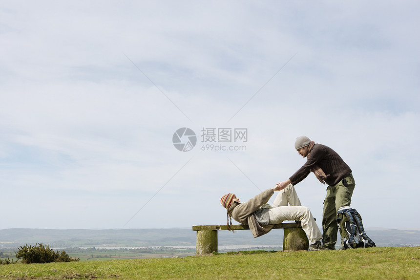 帮助男伴 从公园门前的女朋友图片