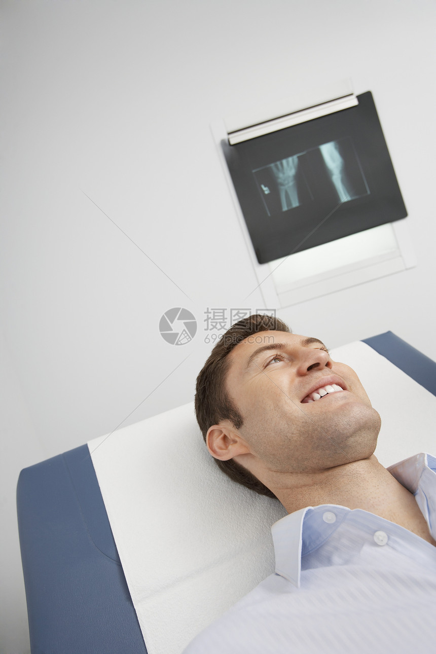 男病人躺在医院的床上男子微笑x射线棕色医疗保健头肩医学中年裁剪图片