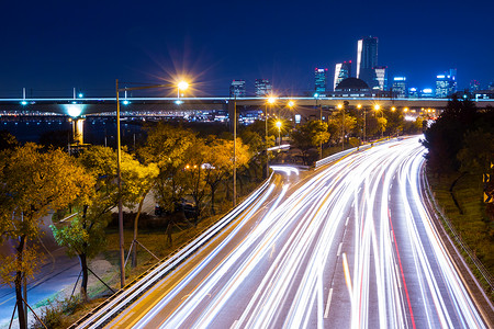 首首尔市夜间交通繁忙通道景观金融踪迹公司大厅市中心天空建筑城市背景图片