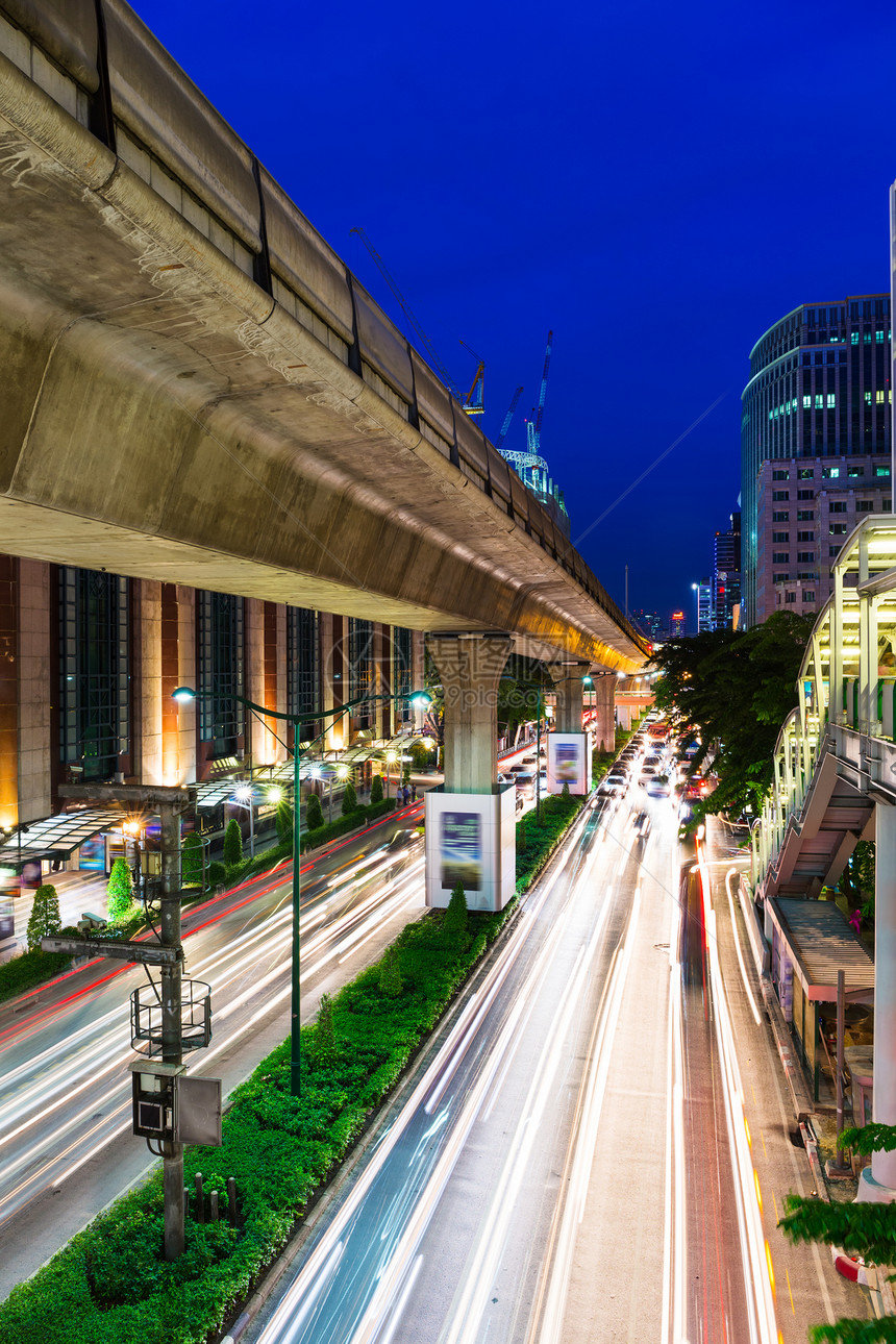 晚上曼谷交通高速公路上图片