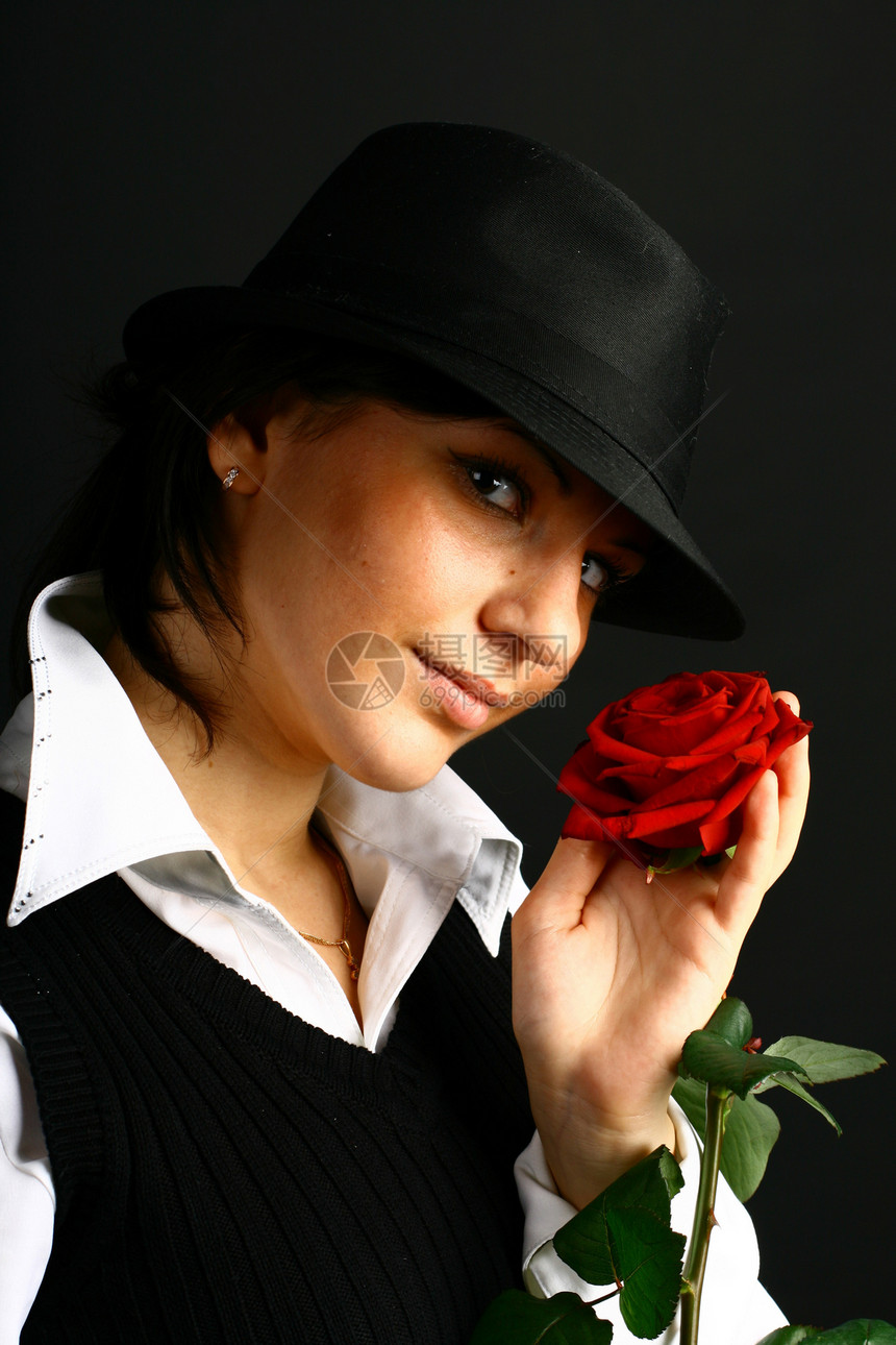 带着玫瑰的女子眼睛女孩商业红色孩子们微笑帽子青少年女士女孩们图片
