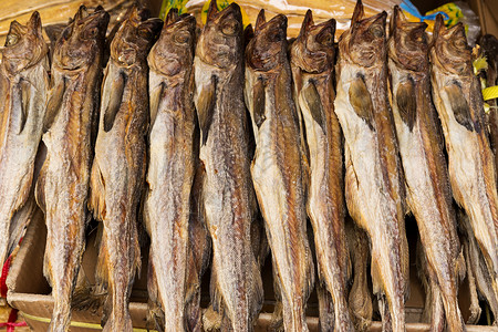 干咸咸鱼盐渍国王海鲜美食市场腌鱼背景图片