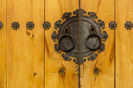 带有木制门的传统金属门把手背景图片