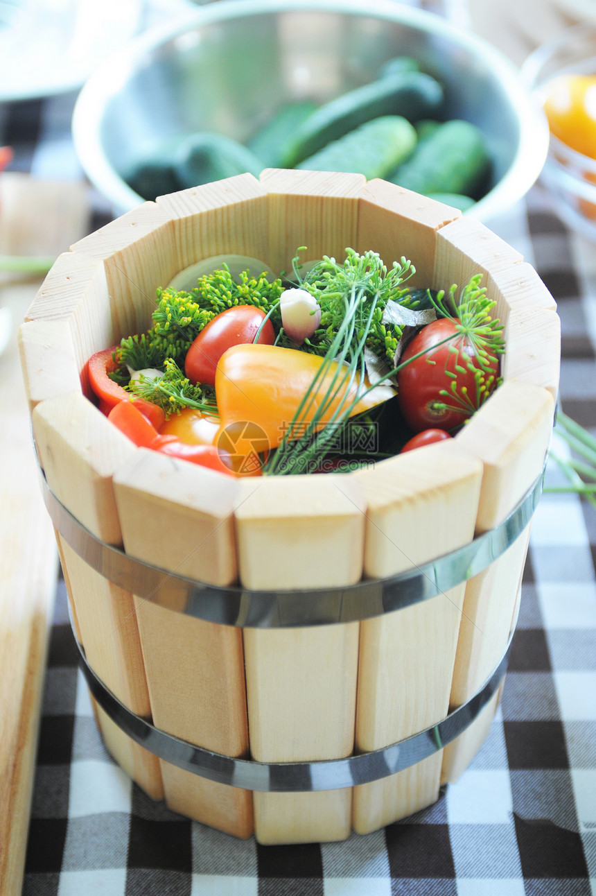 保护番茄沙拉草本植物黄瓜蔬菜烹饪样本木头盘子胡椒香料图片