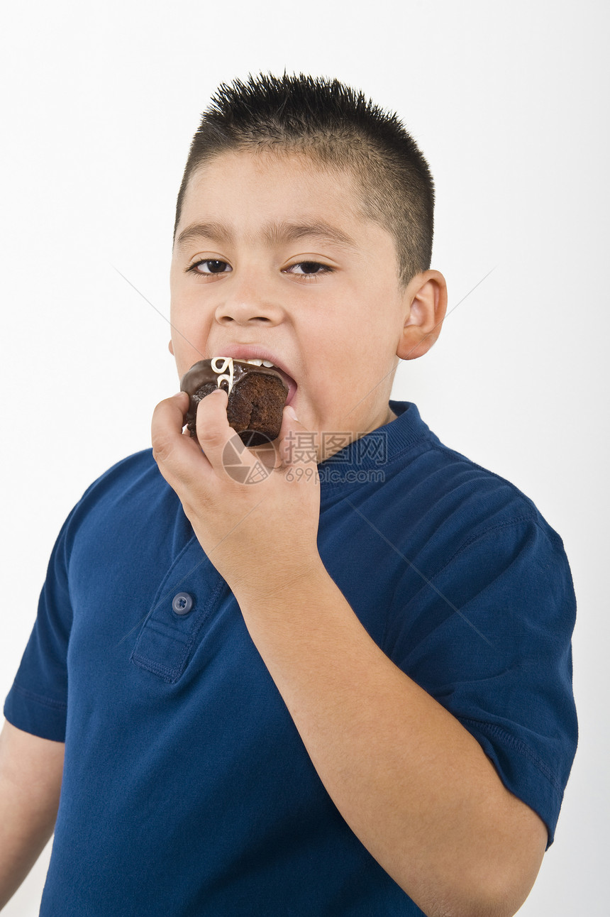 少年1012男孩吃饼干青春期短发黑发肥胖甜食饮食影棚图片