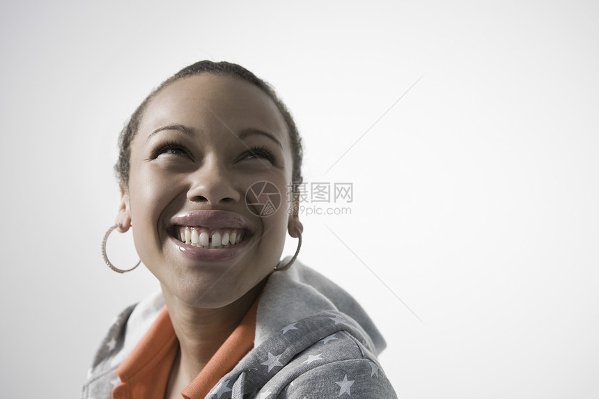 年轻女孩微笑的近视女性成年个性黑发运动衫幸福工作室头肩影棚露齿图片