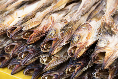 干咸咸鱼国王海鲜市场腌鱼美食盐渍背景图片