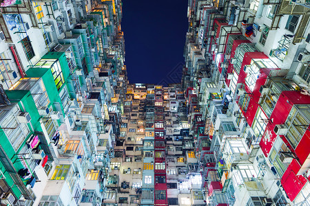 香港过度拥挤的住宅楼 拥挤不堪人口极端主义者窗户建筑天空天际住房发光的高清图片素材