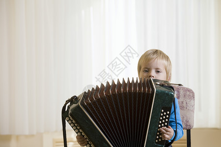 玩手风琴的男孩(3-4)背景图片