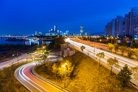 首尔市晚上的天际公司景观公园天空商业花园交通建筑城市大厅背景图片