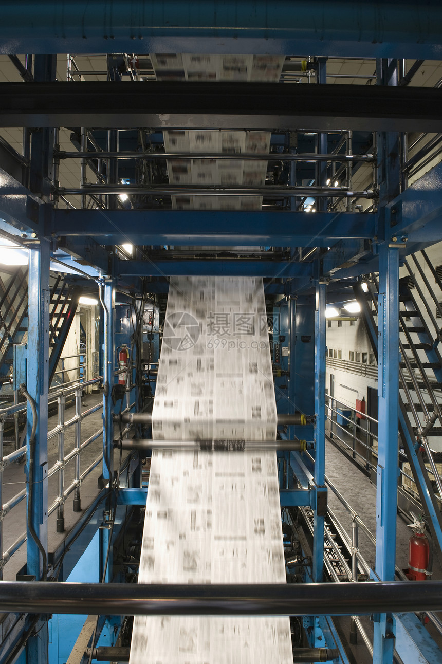 特写报纸的制作和印刷过程在报刊出版和印刷过程中商业命令造纸职场生产栏杆工厂打印工业仓库图片