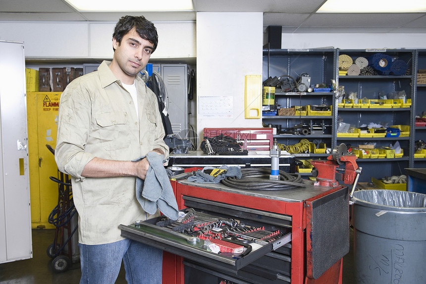 一名青年男子在讲习班上用工具的肖像制造业收藏展示男人机械工作台架子职业店铺男性图片