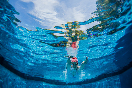 女孩在水下游泳近距离青少年训练照片童年蓝色姿势乐趣风镜背景图片
